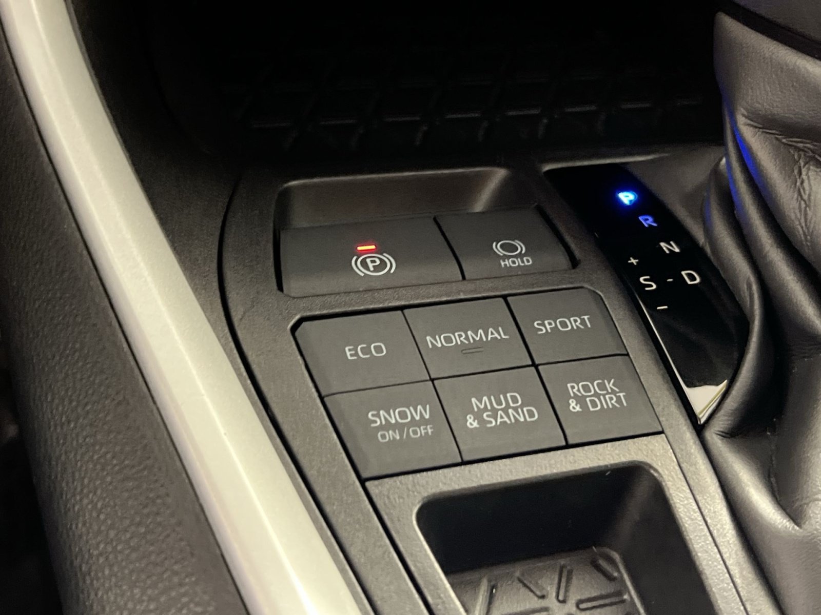 Used 2025 Toyota RAV4 LE AWD/4WD image 32