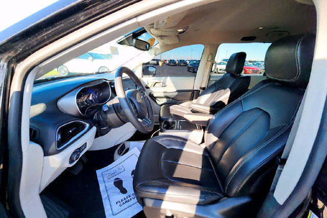Used 2024 Chrysler Pacifica Touring-L FWD image 21