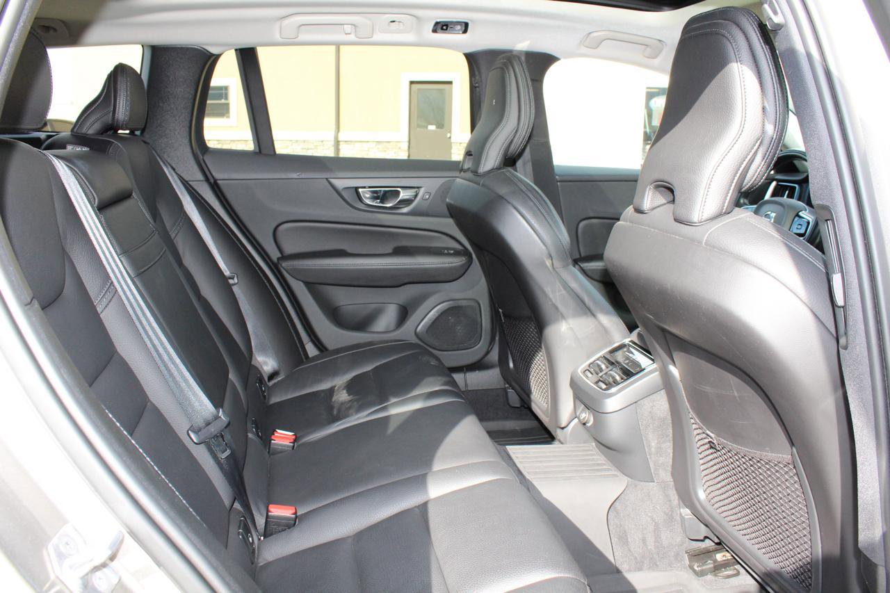 Used 2020 Volvo V60 T5 Cross Country image 23