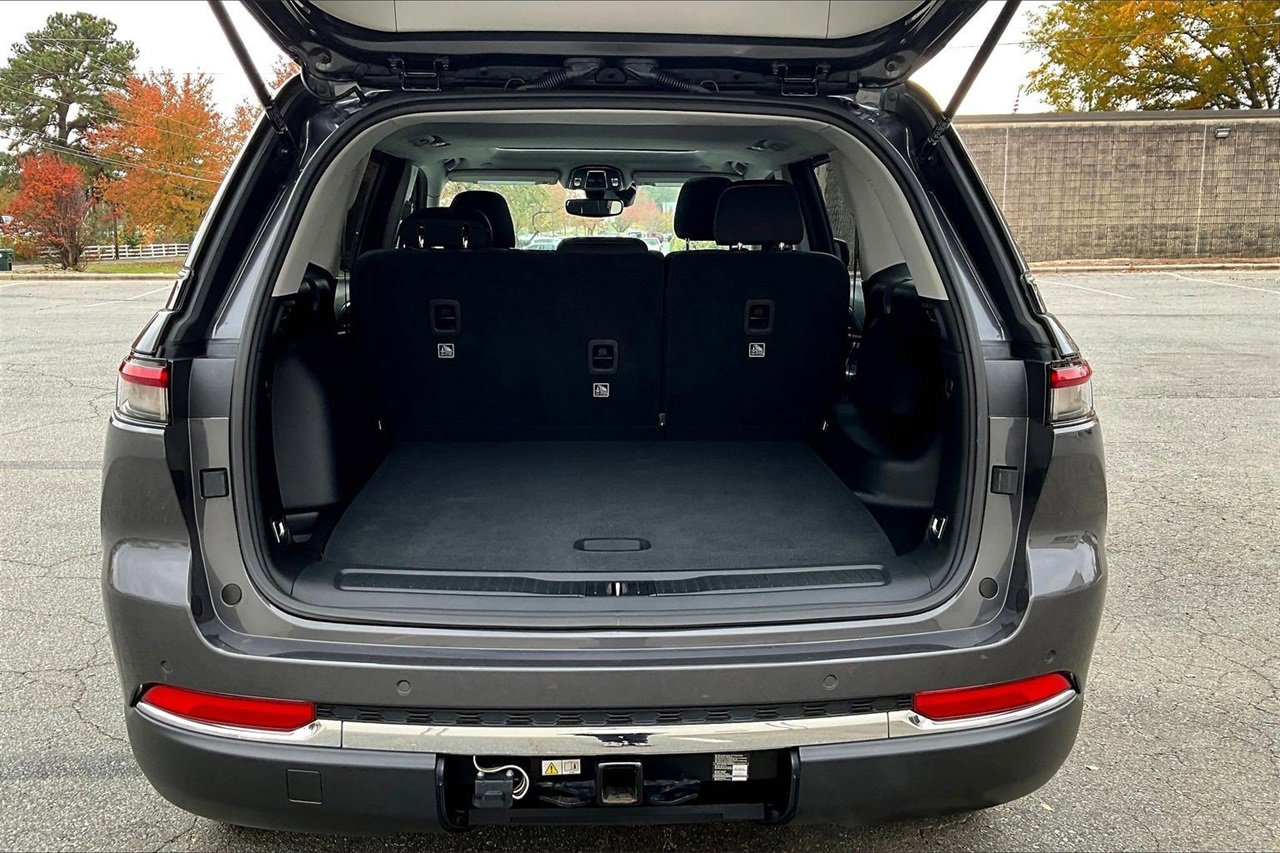 Certified 2024 Jeep Grand Cherokee Laredo X image 24