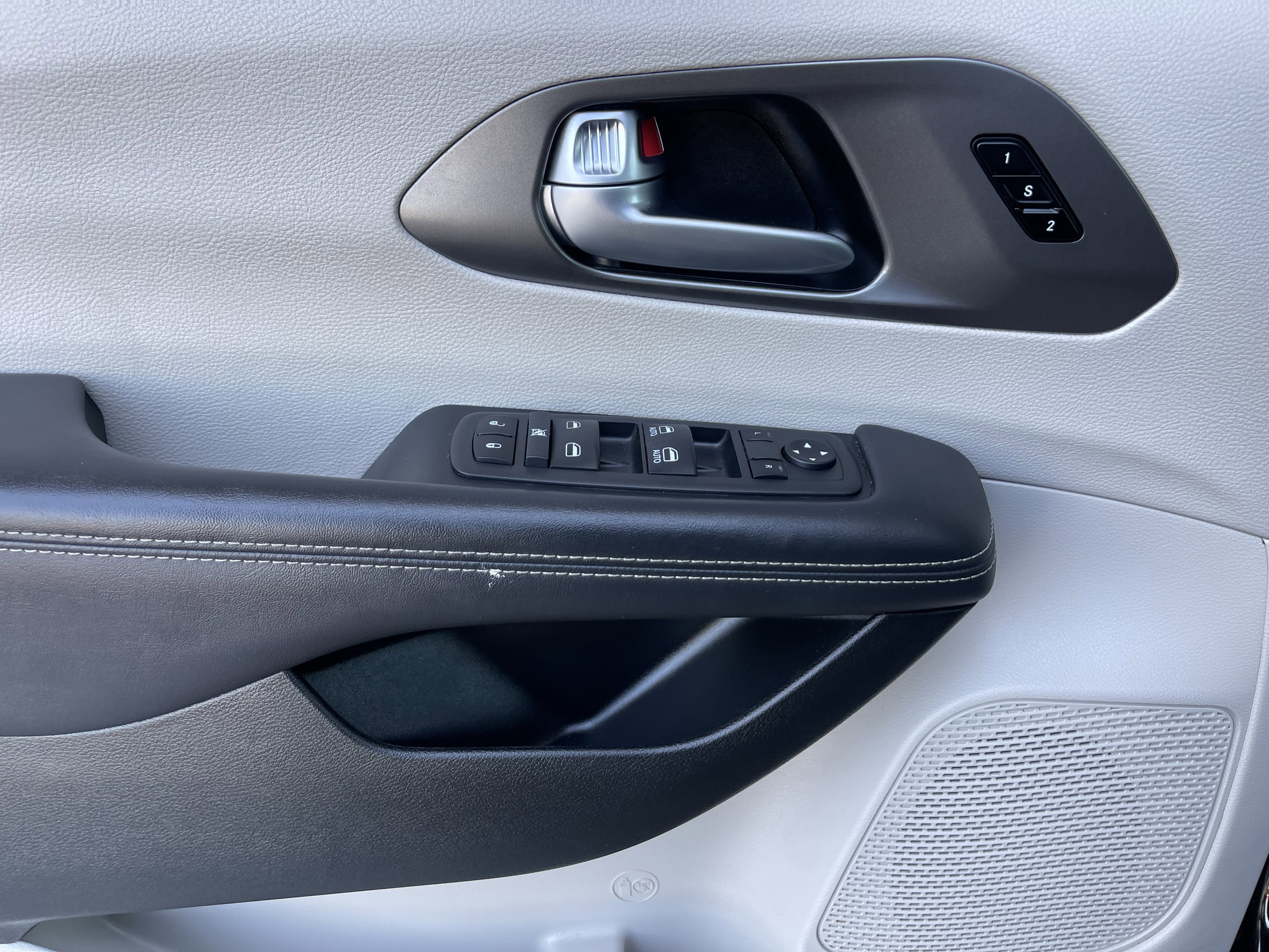 Used 2024 Chrysler Pacifica Touring-L FWD image 9