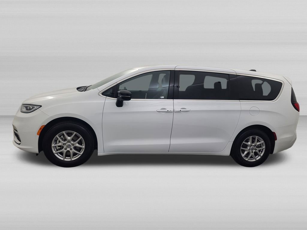 Used 2025 Chrysler Pacifica Select FWD image 7