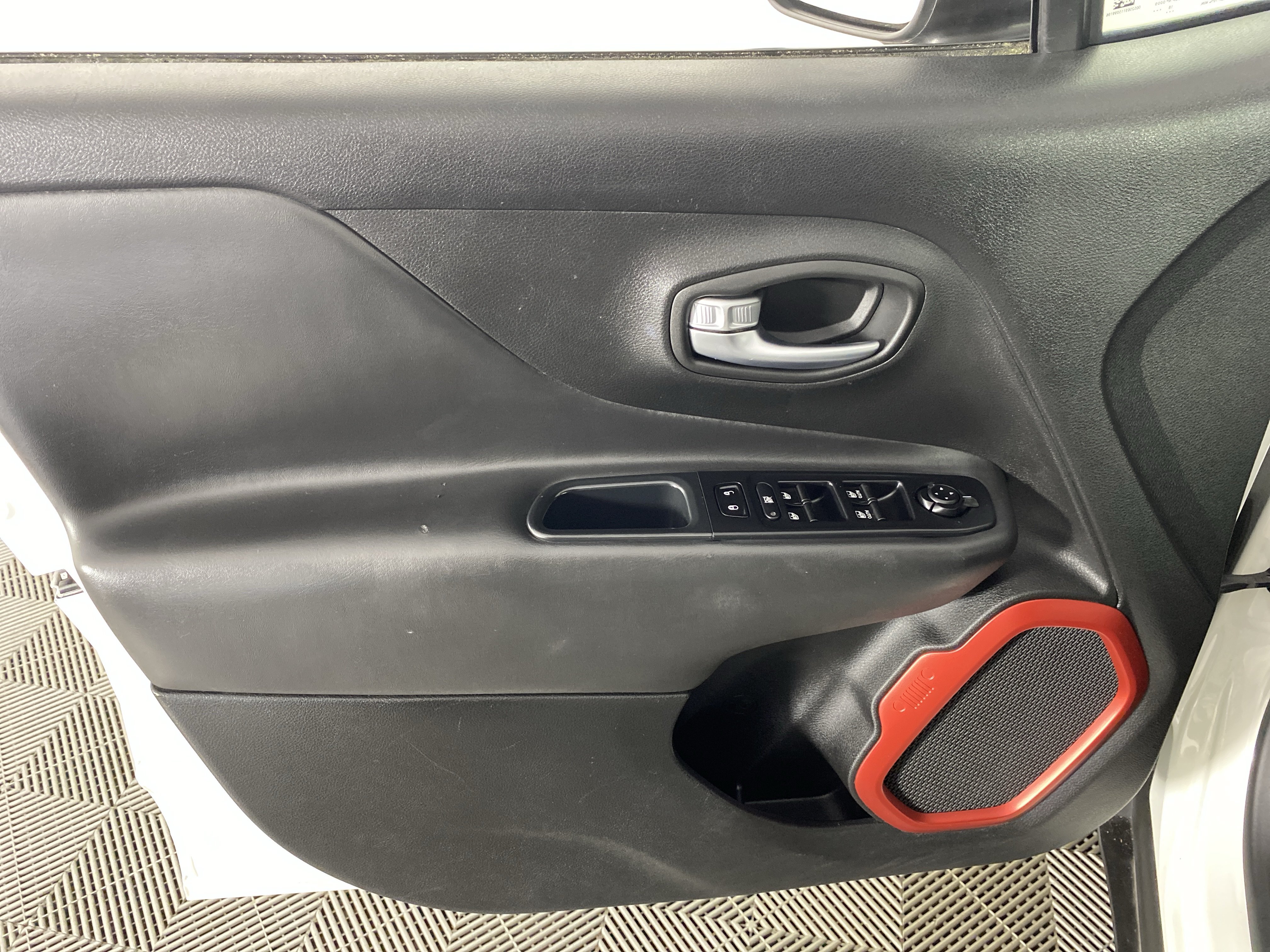 Used 2019 Jeep Renegade Trailhawk w/ UConnect 8.4 Nav Group AWD/4WD image 15