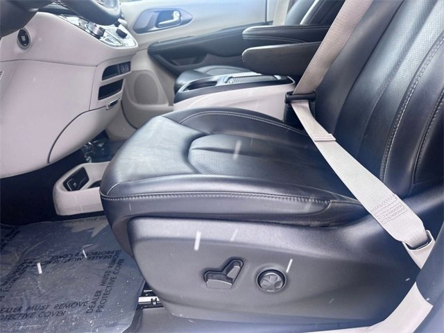 Certified 2023 Chrysler Pacifica Touring-L image 11
