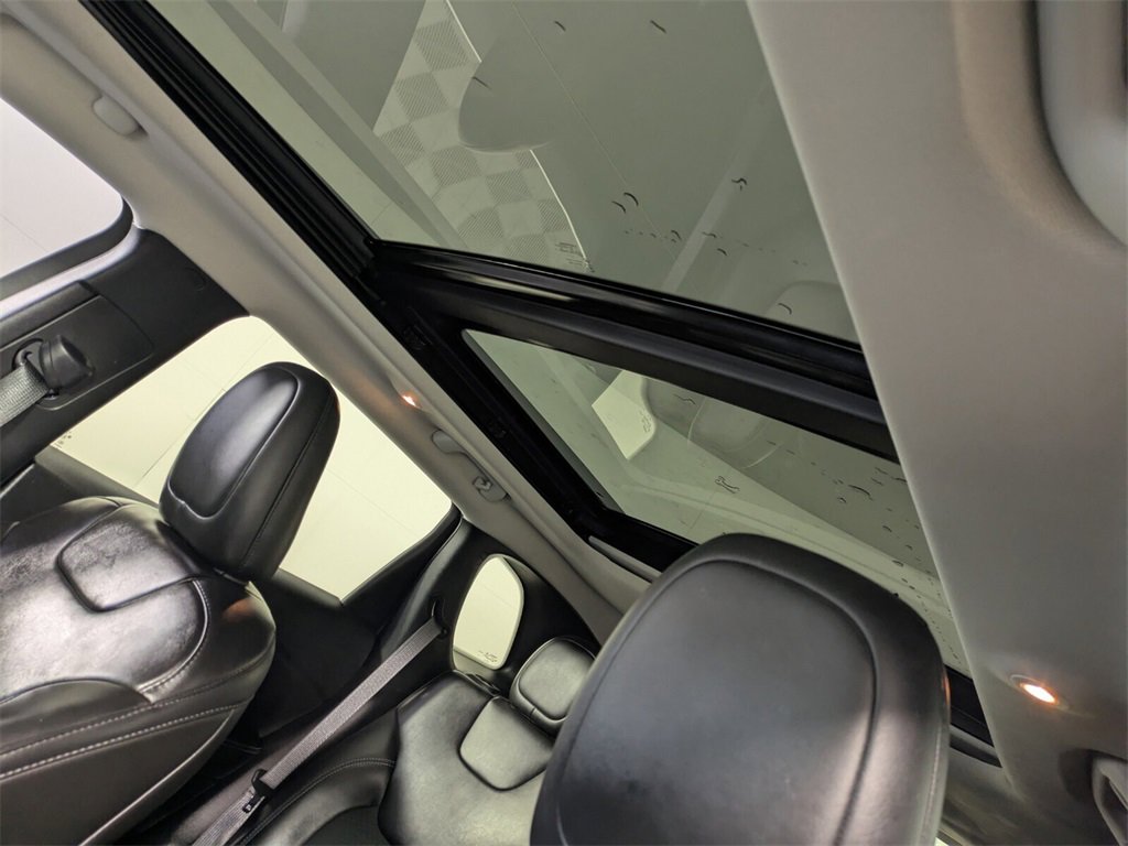 Used 2019 Jeep Cherokee Latitude Plus w/ Comfort/Convenience Group image 12