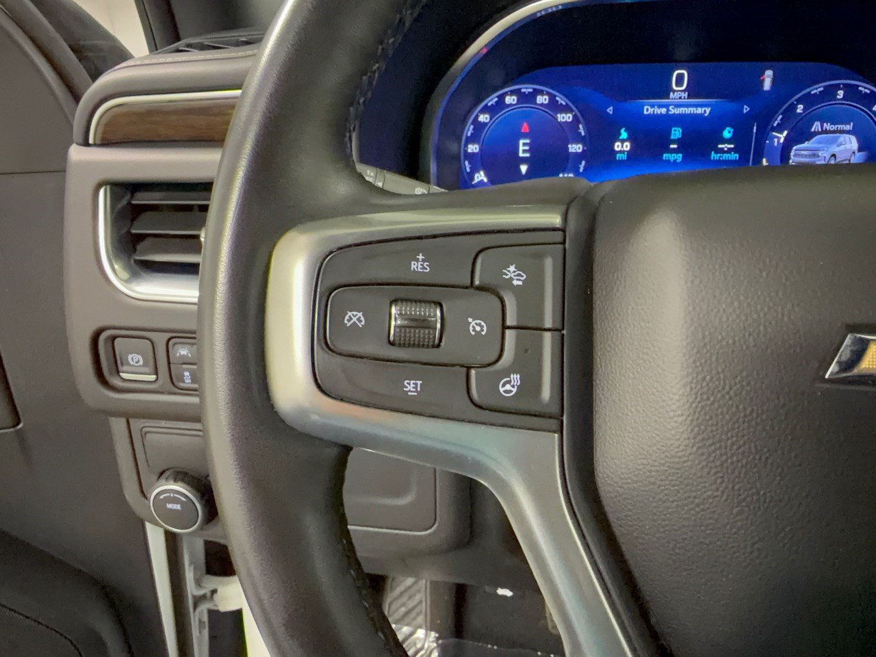 Used 2024 Chevrolet Suburban Premier RWD image 18