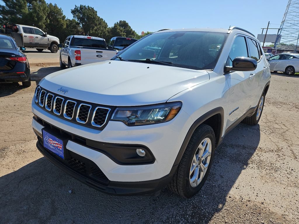 Used 2025 Jeep Compass Latitude AWD/4WD image 4