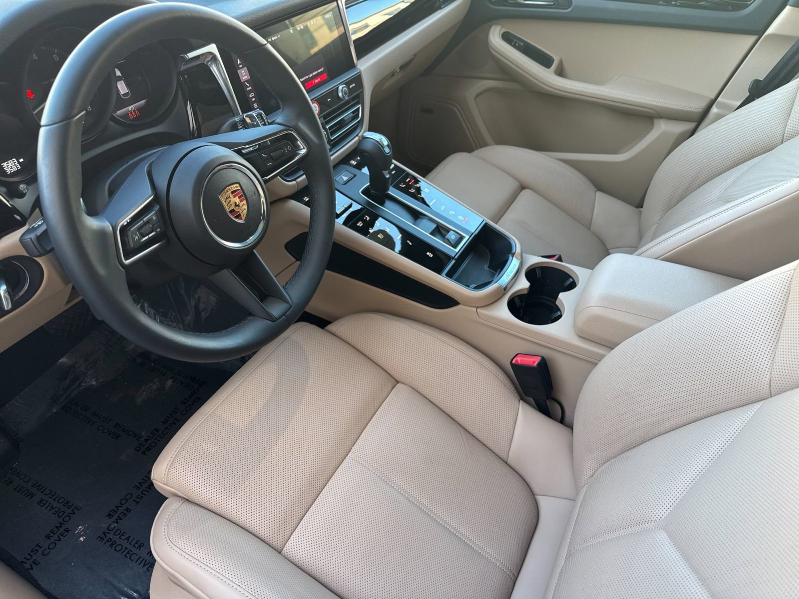 Certified 2025 Porsche Macan image 4