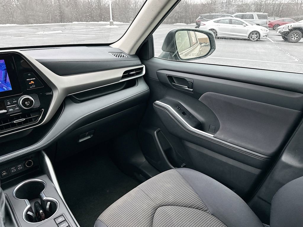 Used 2024 Toyota Highlander LE AWD/4WD image 30
