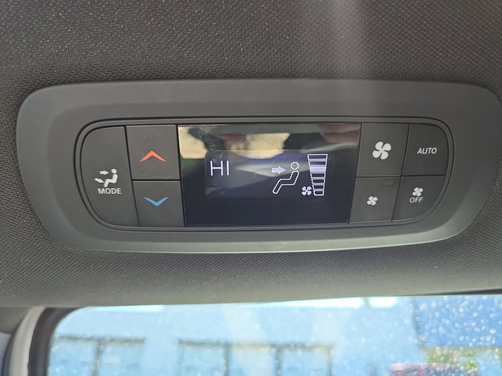 Used 2024 Chrysler Pacifica Limited FWD image 29