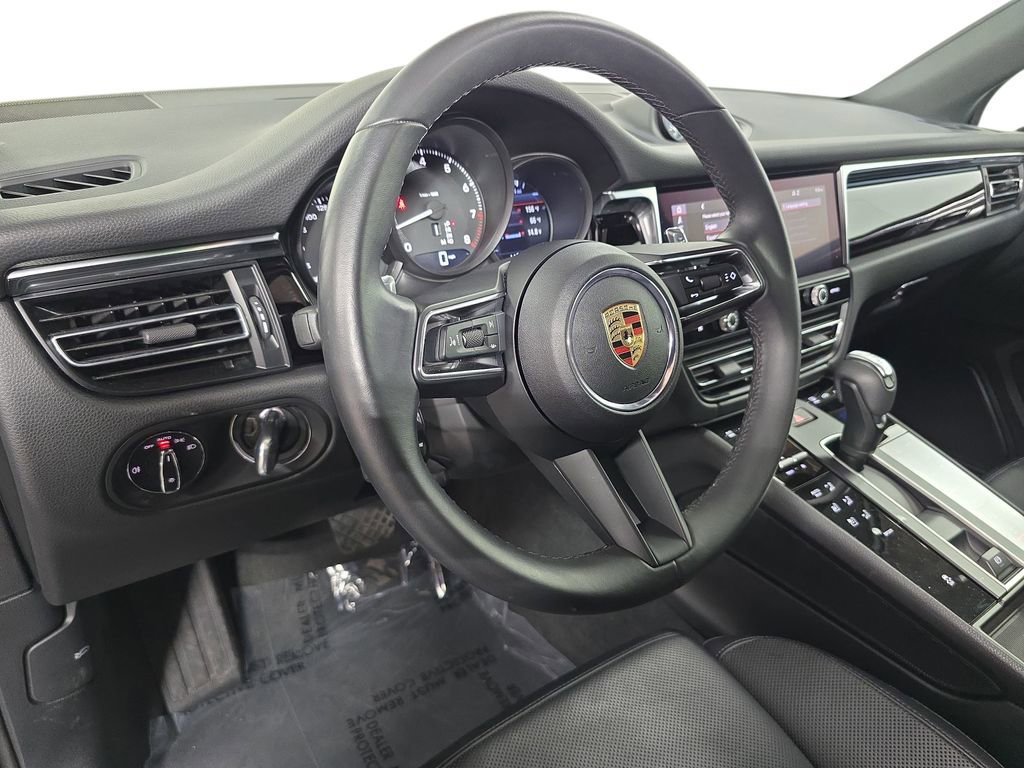 Certified 2025 Porsche Macan image 4