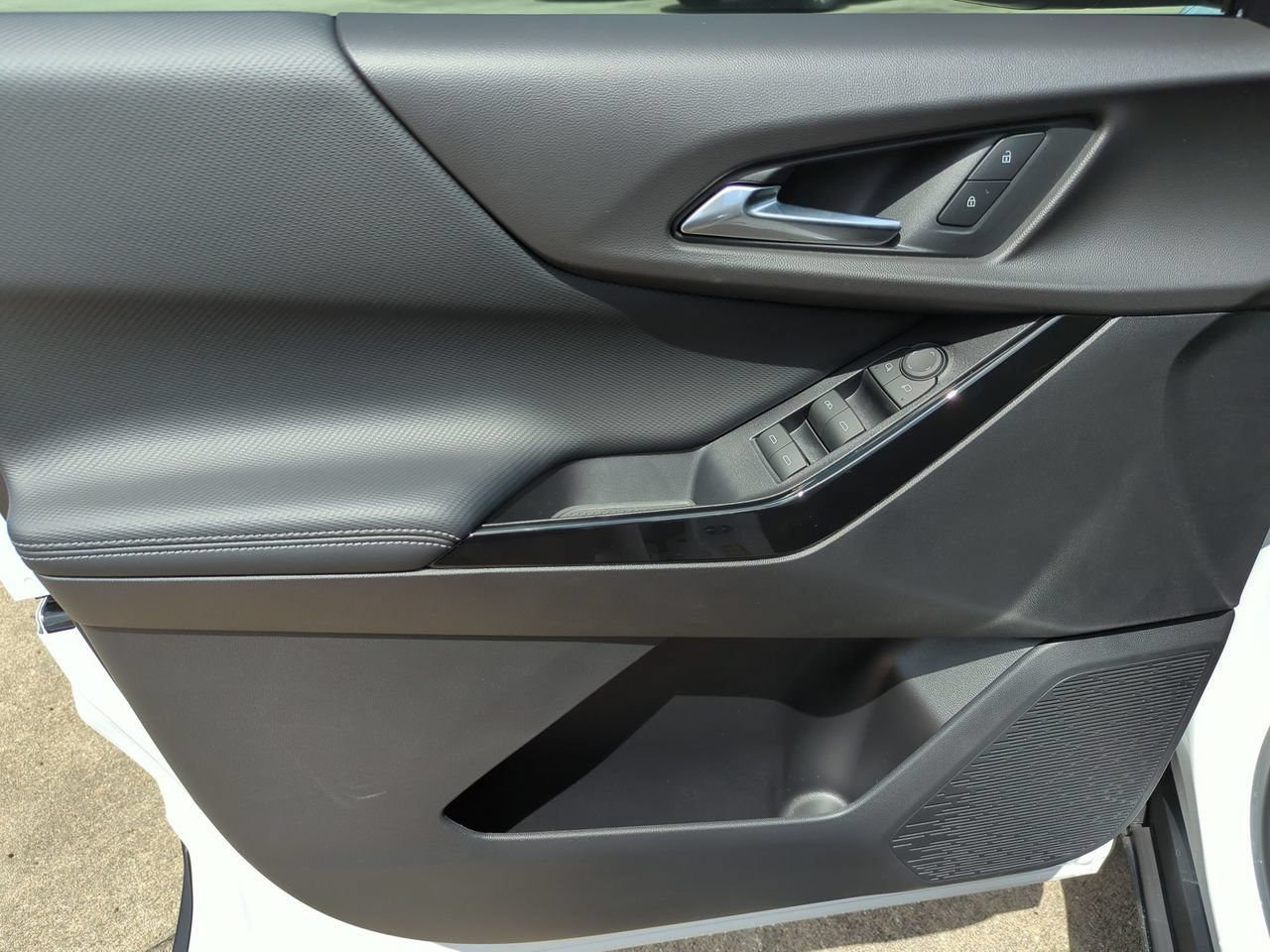 New 2027 Chevrolet Equinox LT w/ Safety and Technology Package FWD image 18
