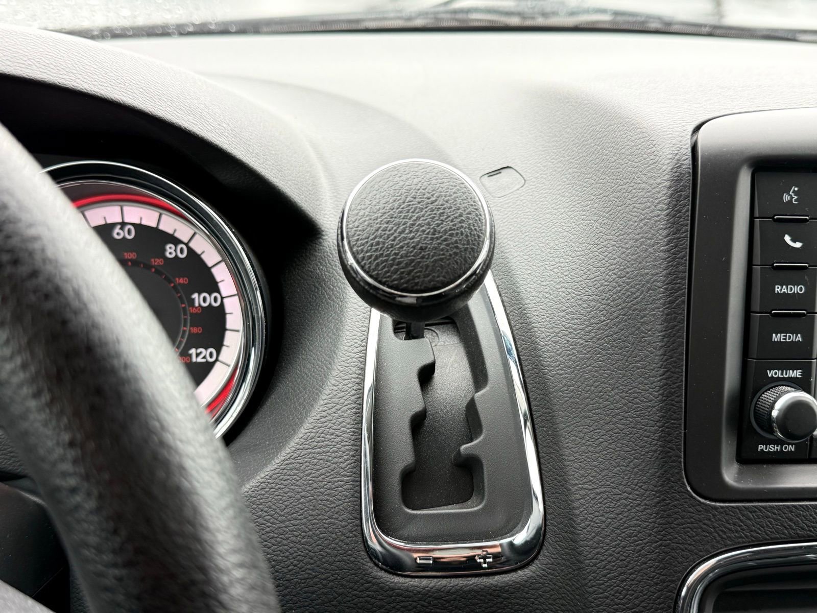 Used 2018 Dodge Grand Caravan SE w/ UConnect Hands-Free Group image 27