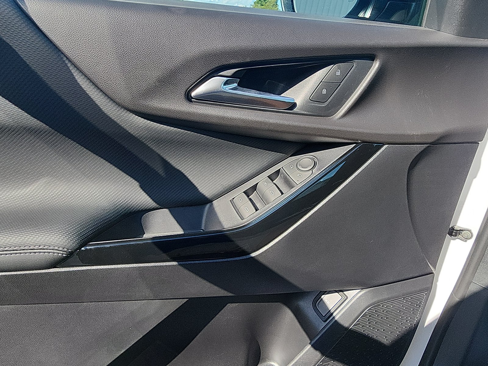 New 2027 Chevrolet Equinox LT w/ Convenience Package II FWD image 18