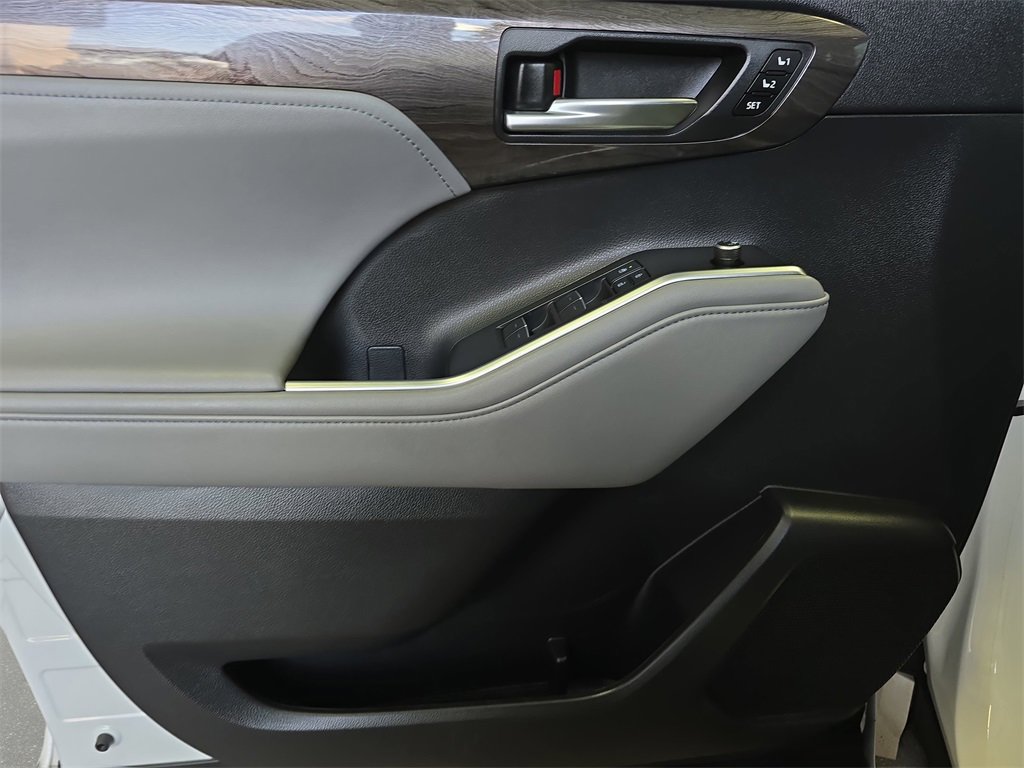 Used 2021 Toyota Highlander Limited image 26