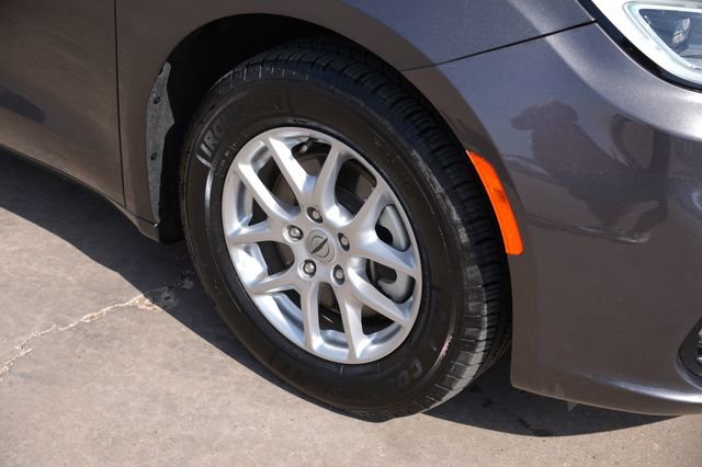 Used 2023 Chrysler Pacifica Touring-L FWD image 10