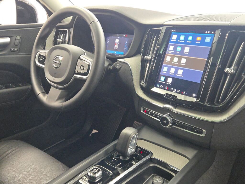 Used 2025 Volvo XC60 B5 Plus image 9