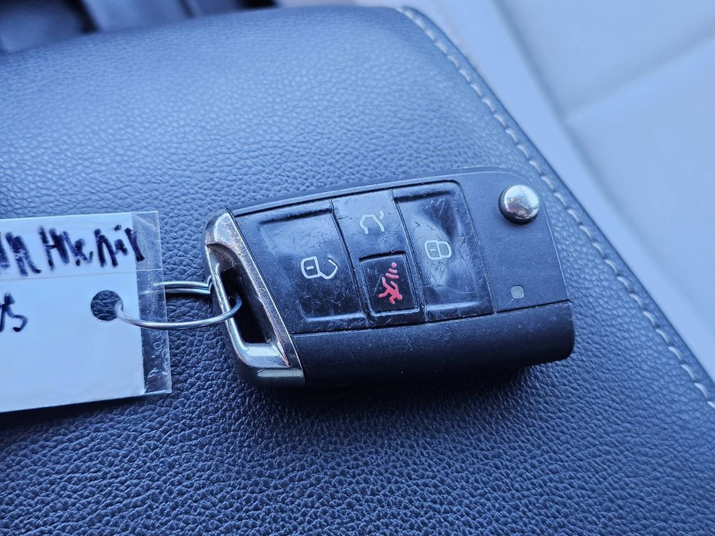 Used 2021 Volkswagen Tiguan SE R-Line image 32