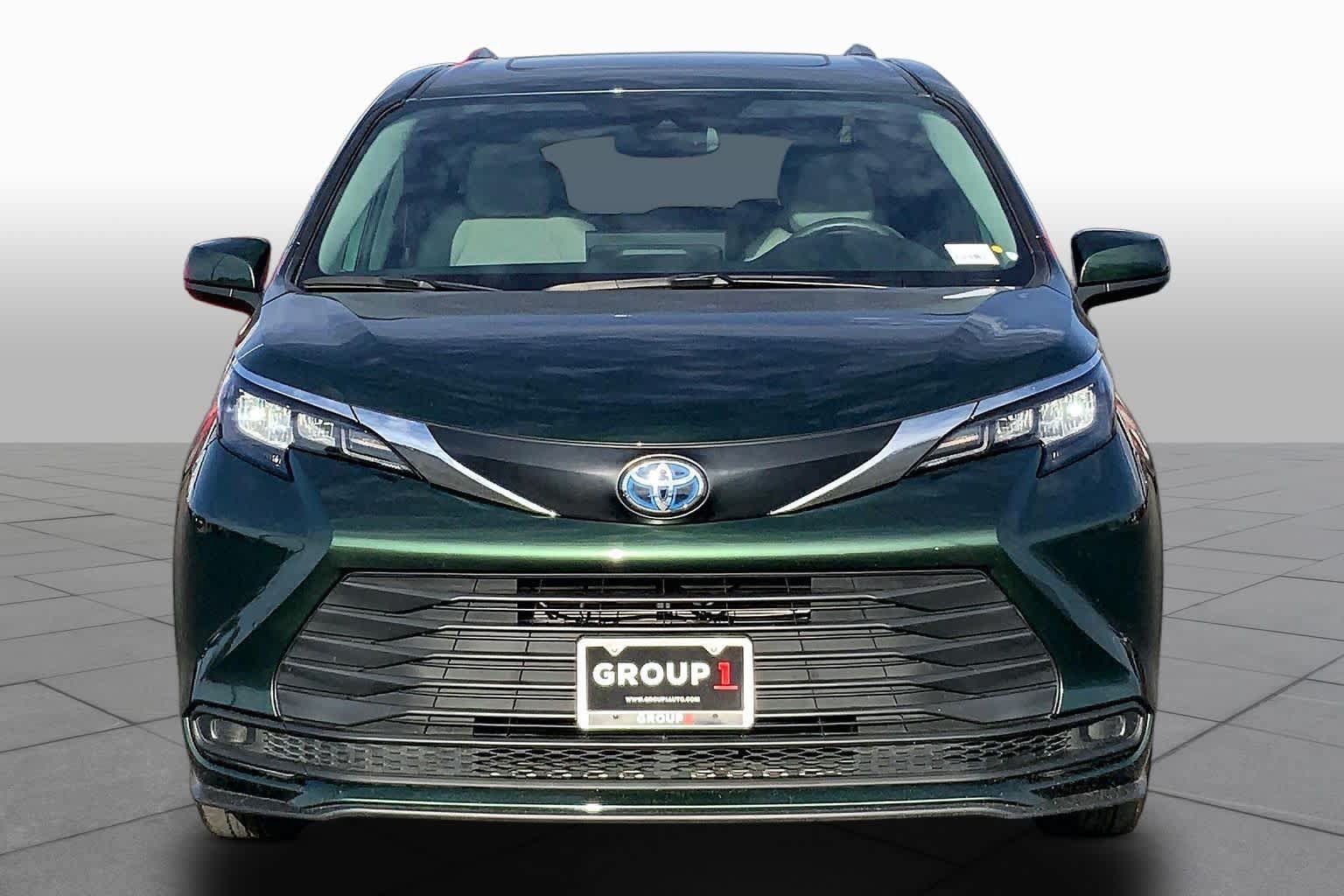 Used 2025 Toyota Sienna LE w/ LE Plus Package FWD image 4