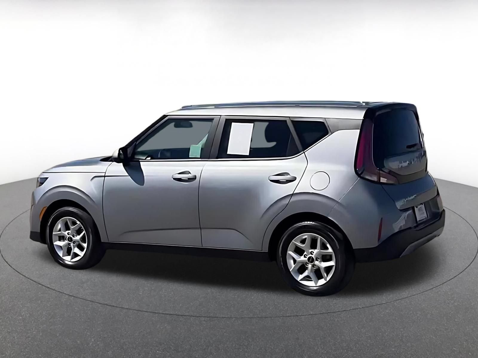 Used 2025 Kia Soul LX w/ LX Technology Package FWD image 10