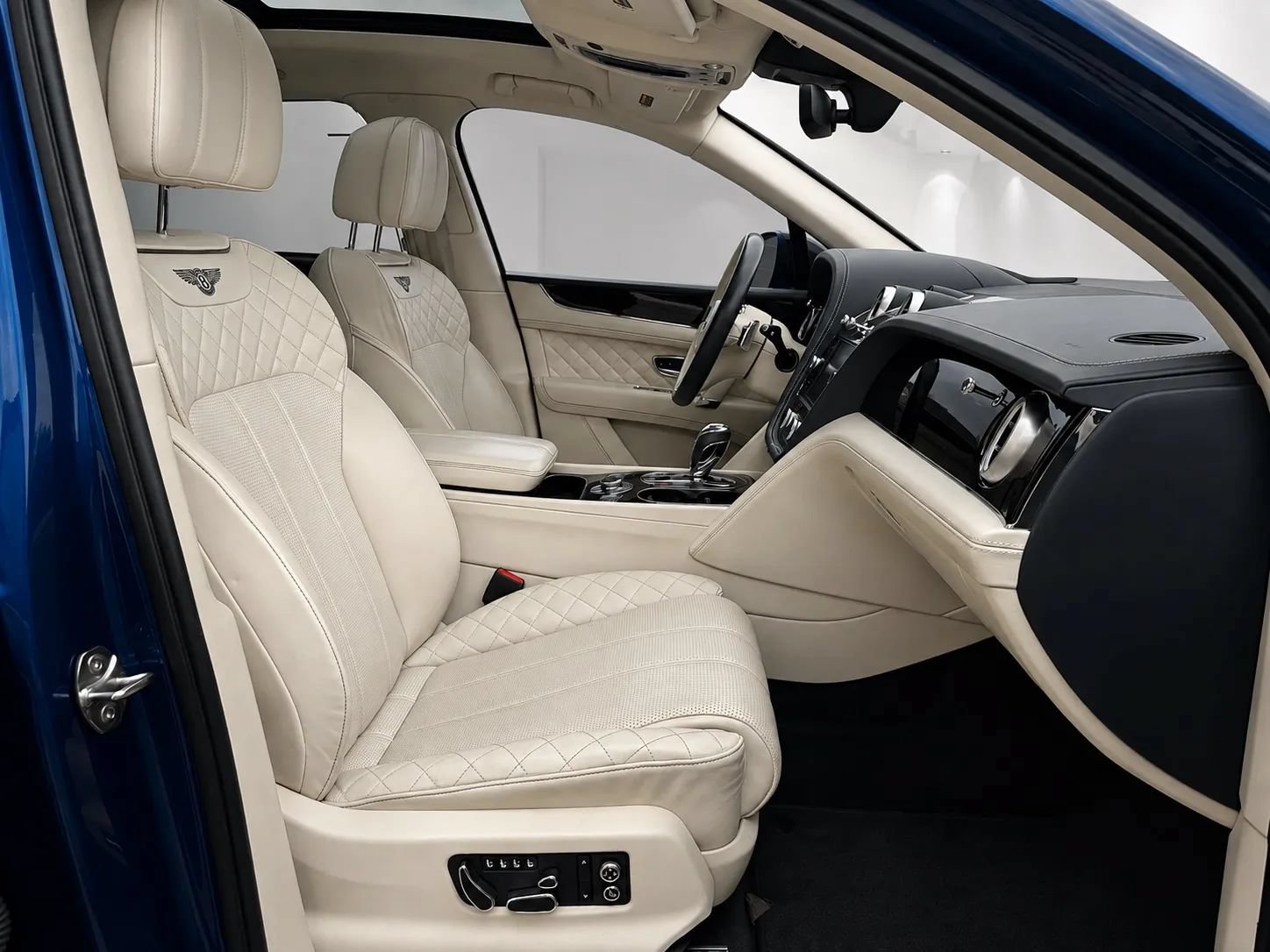 Used 2017 Bentley Bentayga AWD/4WD image 31