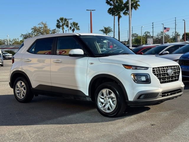 Used 2025 Hyundai Venue SE image 4