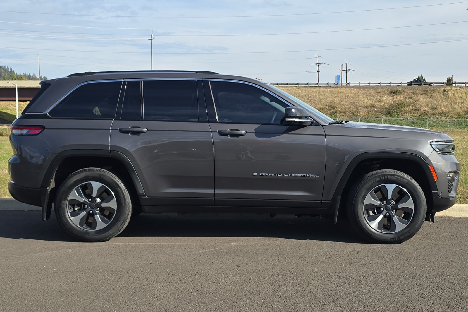 Used 2022 Jeep Grand Cherokee Limited 4xe w/ Luxury Tech Group II AWD/4WD image 2