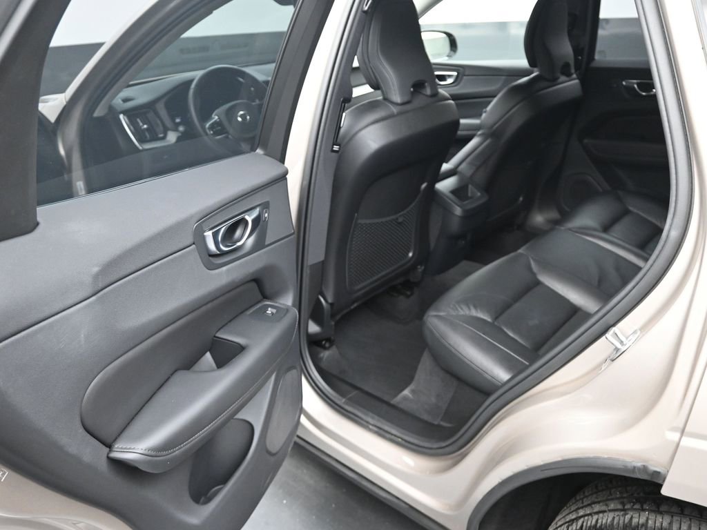 Used 2025 Volvo XC60 B5 Plus image 11