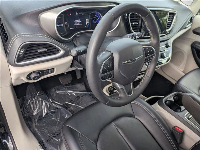 Used 2024 Chrysler Pacifica Select image 10