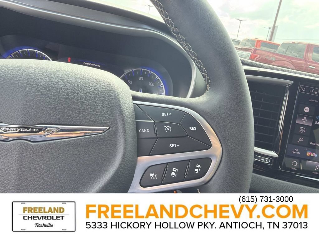 Used 2025 Chrysler Pacifica Select FWD image 28