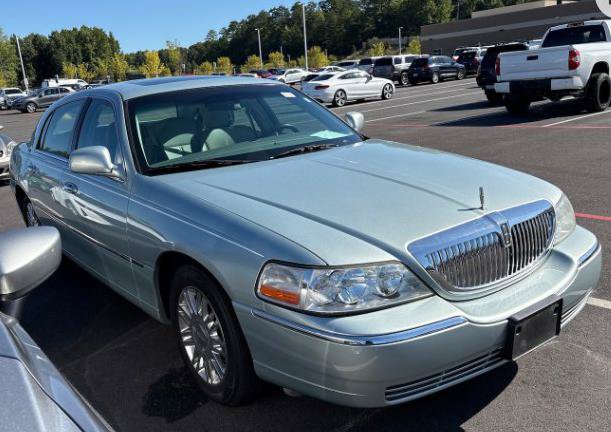 Used 2007 Lincoln Town Car Signature Limited RWD image 1