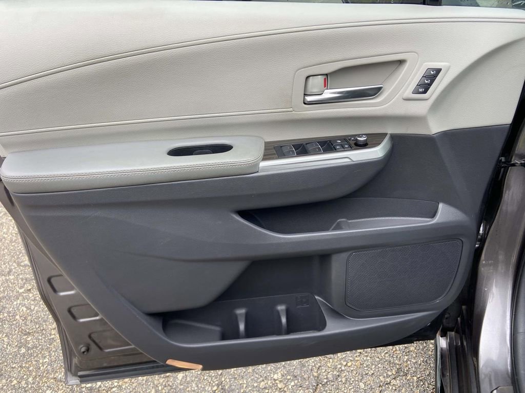 Used 2022 Toyota Sienna Limited image 13