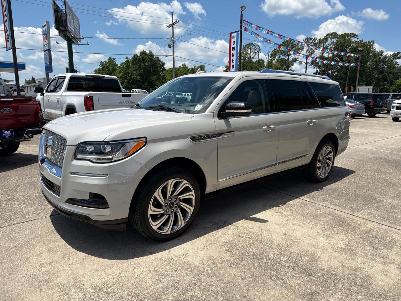 Used 2022 Lincoln Navigator L Reserve RWD image 2