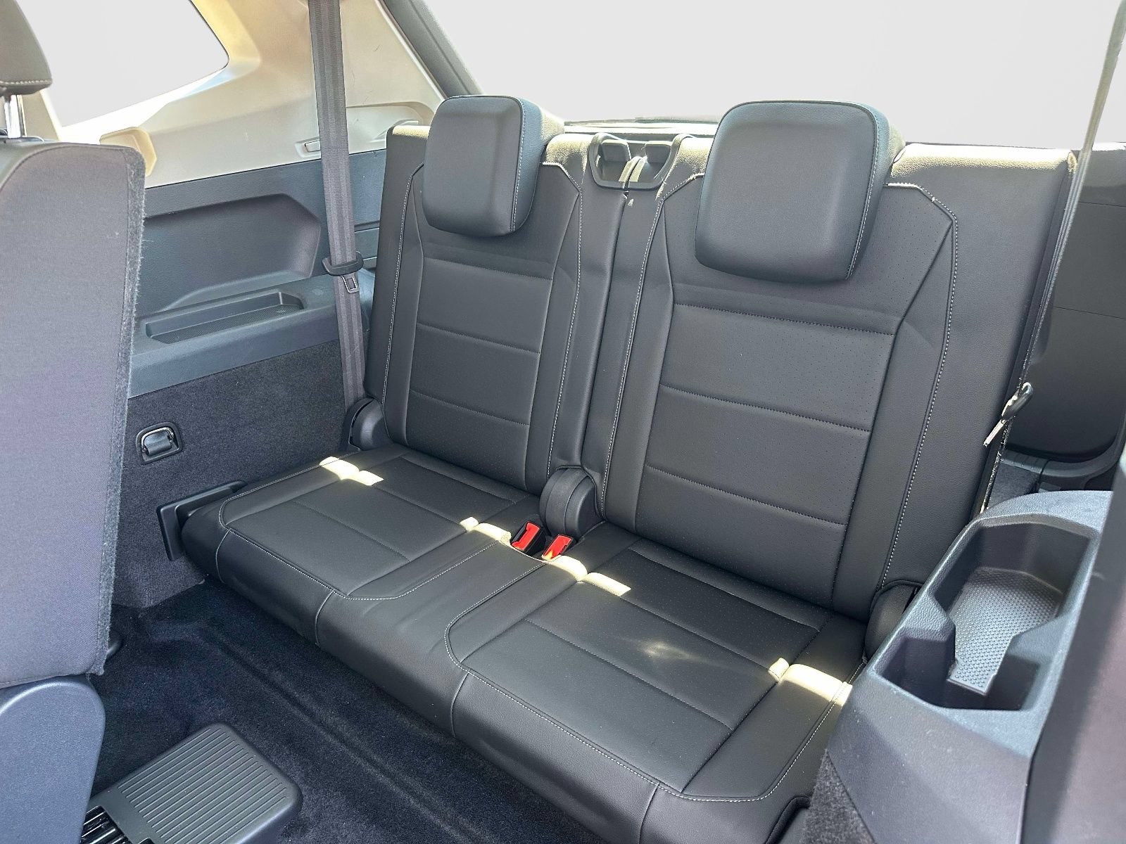 Used 2018 Volkswagen Tiguan SE w/ Panoramic Sunroof Package FWD image 14