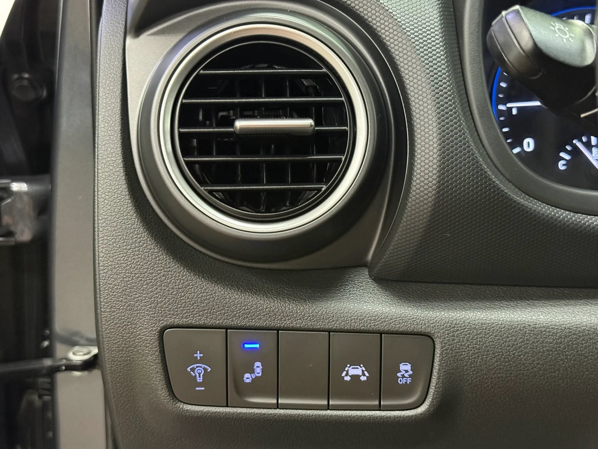 Used 2021 Hyundai Kona SEL Plus AWD/4WD image 19