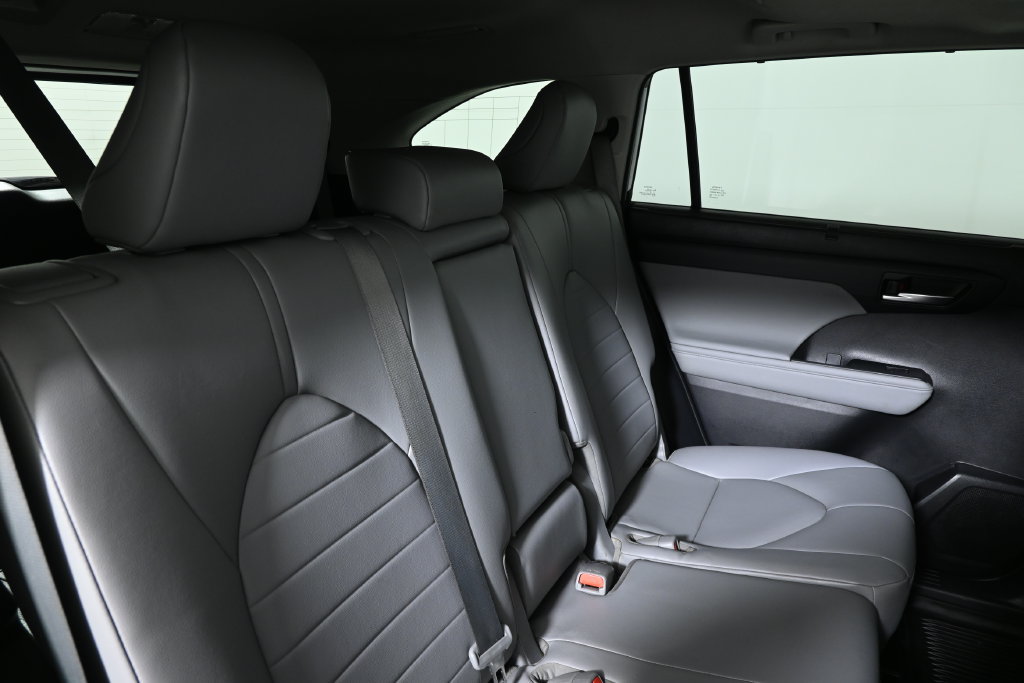 Used 2023 Toyota Highlander XLE AWD/4WD image 30