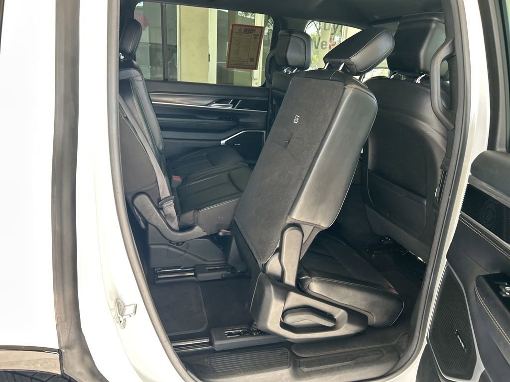 Used 2023 Jeep Wagoneer Series III w/ Preferred Equipment Group image 32