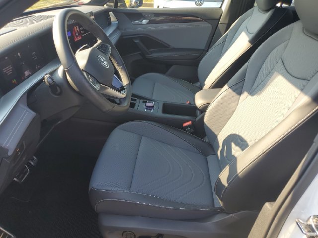 Certified 2025 Volkswagen Tiguan SE R-Line FWD image 25