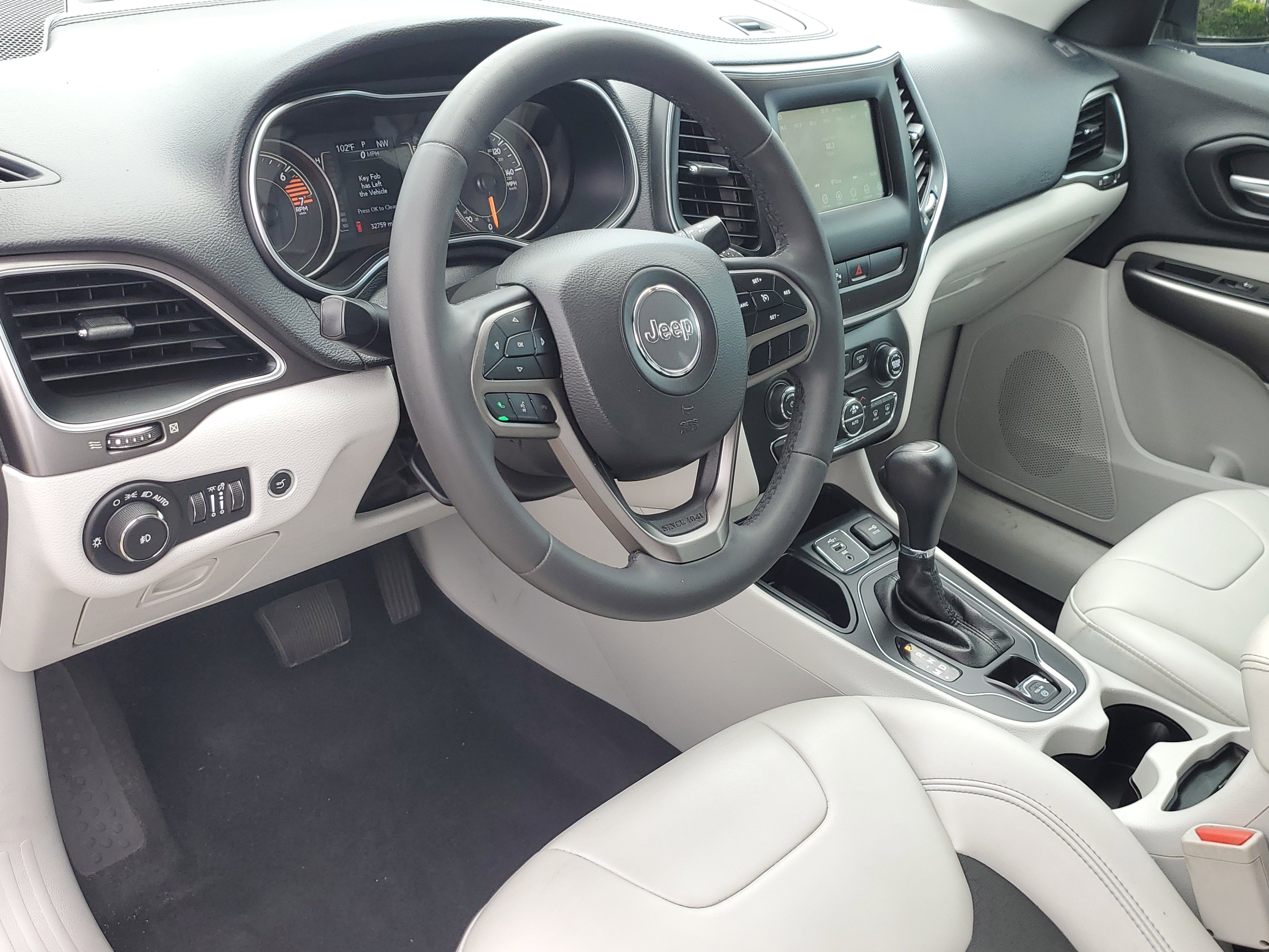 Used 2020 Jeep Cherokee Latitude Plus w/ Comfort/Convenience Group FWD image 17