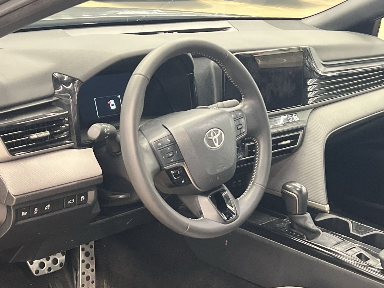 Used 2025 Toyota Camry SE w/ Convenience Package FWD image 15