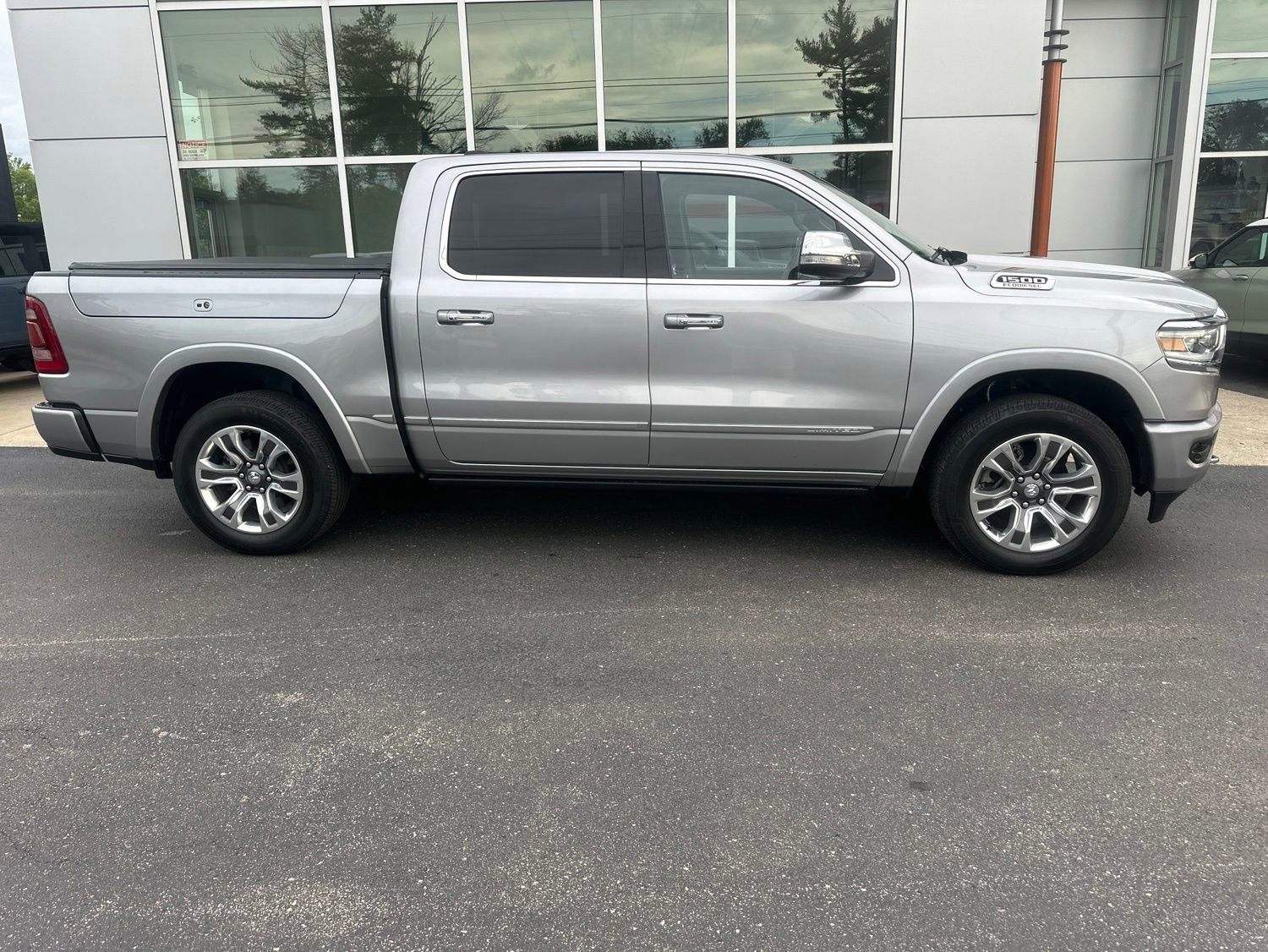Used 2022 RAM 1500 Limited w/ Body Color Bumper Group AWD/4WD image 4