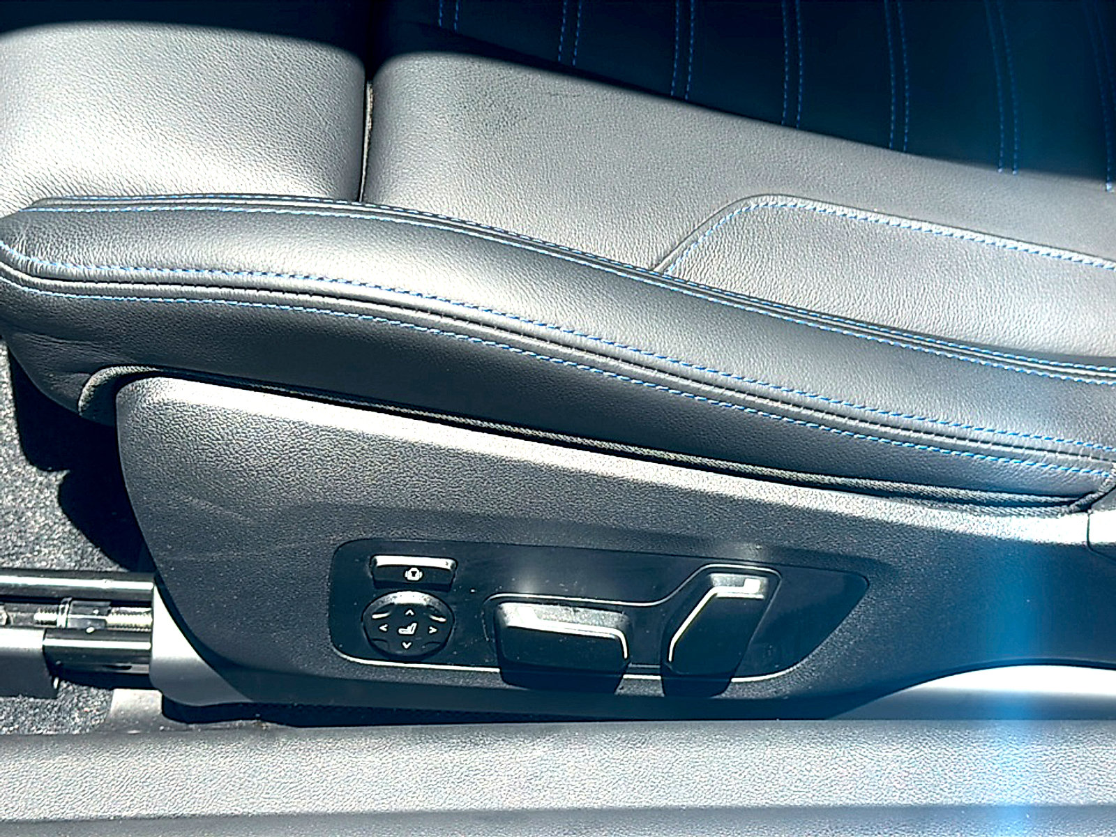 Used 2026 BMW M2 w/ Lighting Package RWD image 17