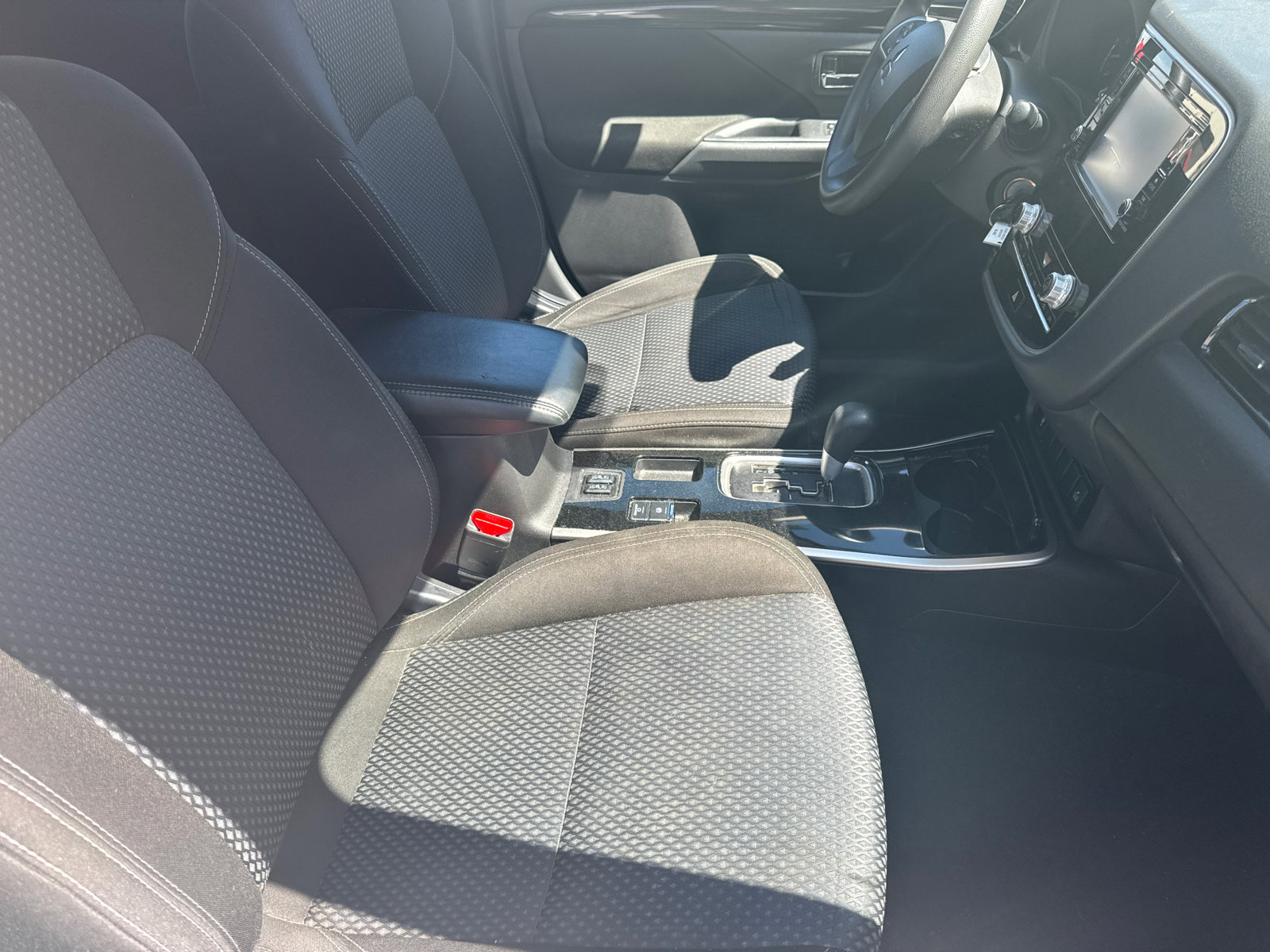 Used 2020 Mitsubishi Outlander ES image 14