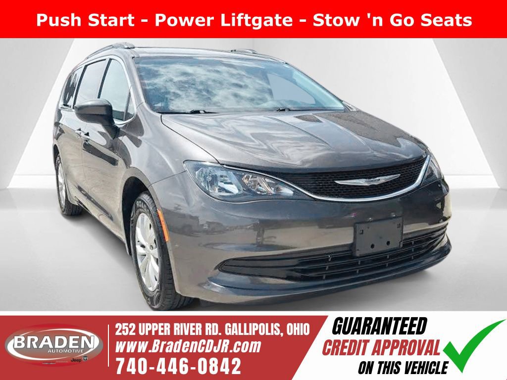 Used 2017 Chrysler Pacifica Touring w/ Tire & Wheel Group FWD image 1