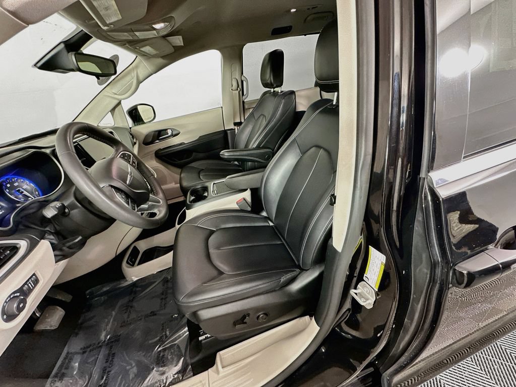 Certified 2024 Chrysler Pacifica Touring-L FWD image 31