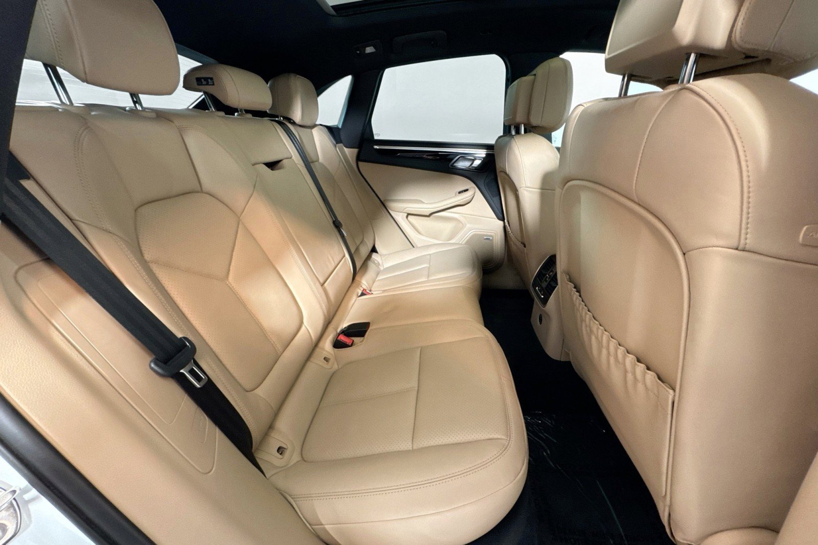 Used 2024 Porsche Macan w/ Premium Plus Package image 26