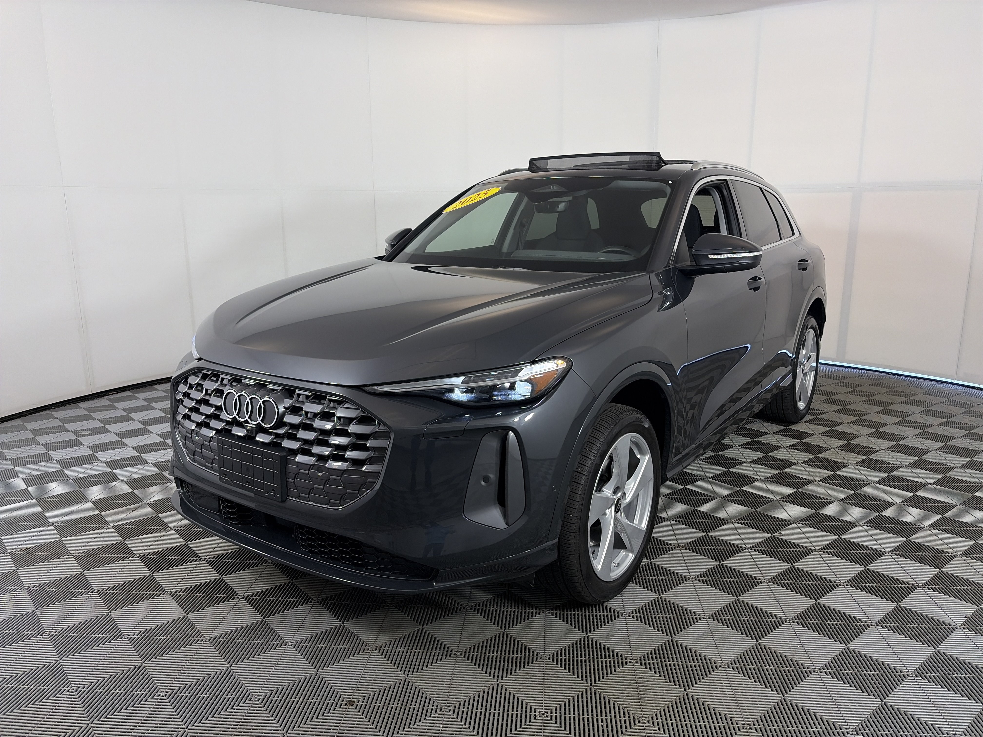 Used 2025 Audi Q5 Premium Plus w/ Premium Plus AWD/4WD image 2