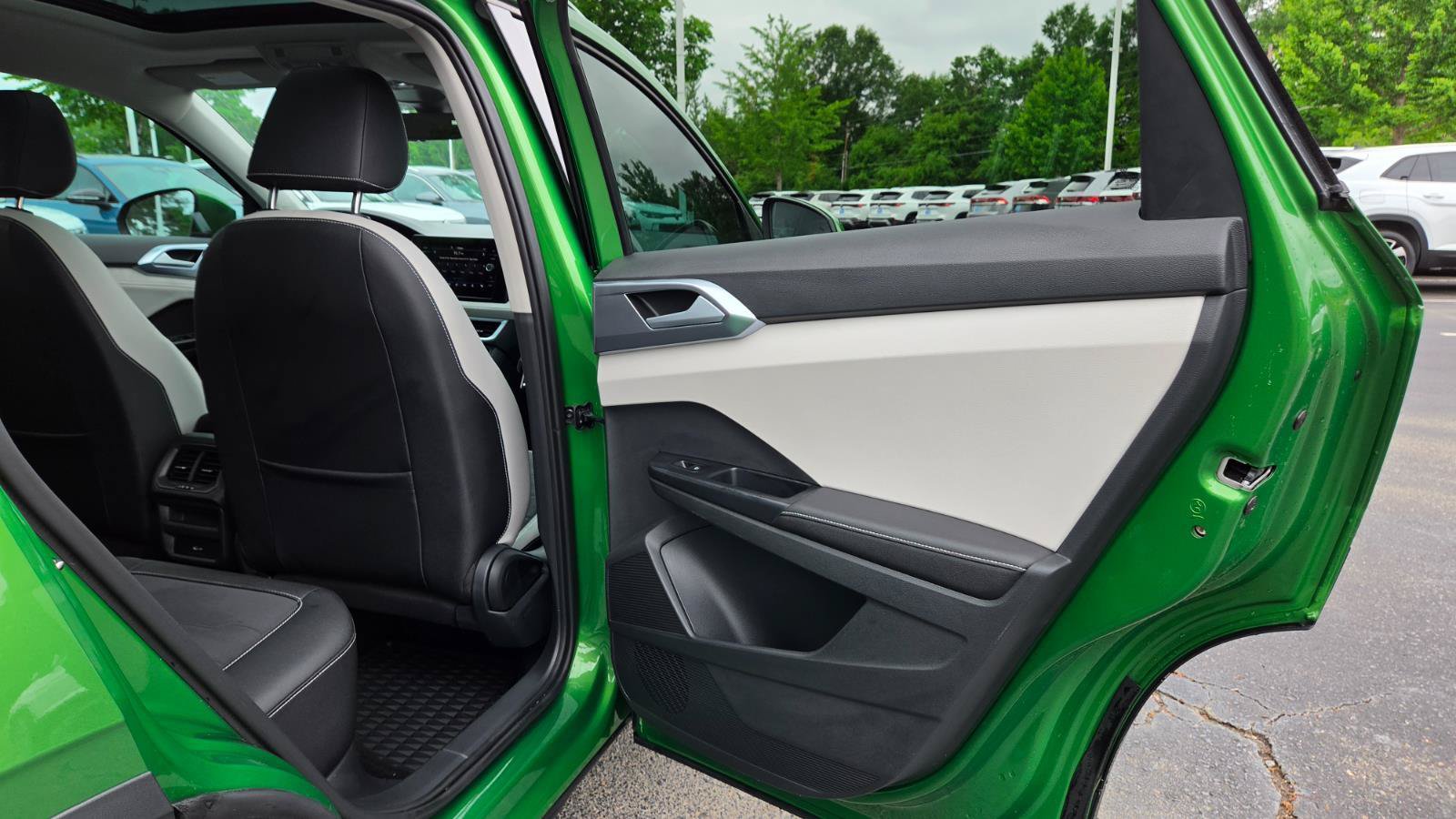 Certified 2025 Volkswagen Taos SE w/ Panoramic Sunroof Package FWD image 49