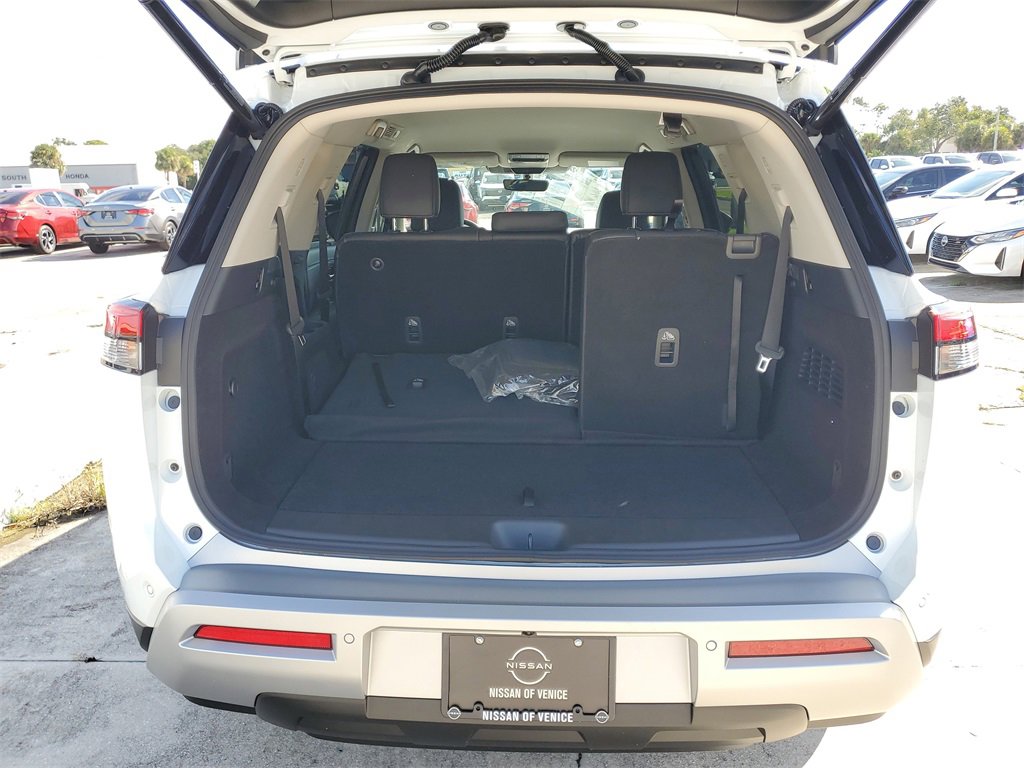 New 2025 Nissan Pathfinder SL w/ SL Premium Package image 3