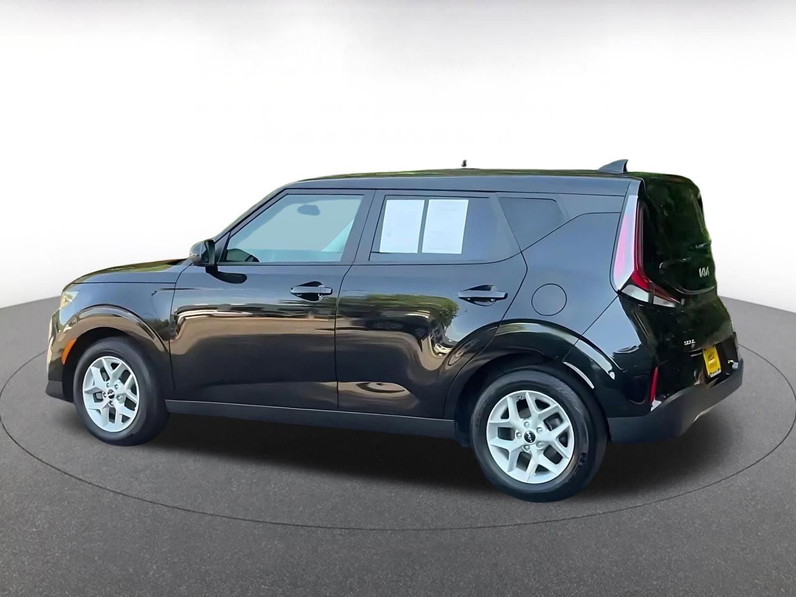 Used 2025 Kia Soul LX w/ LX Technology Package FWD image 11
